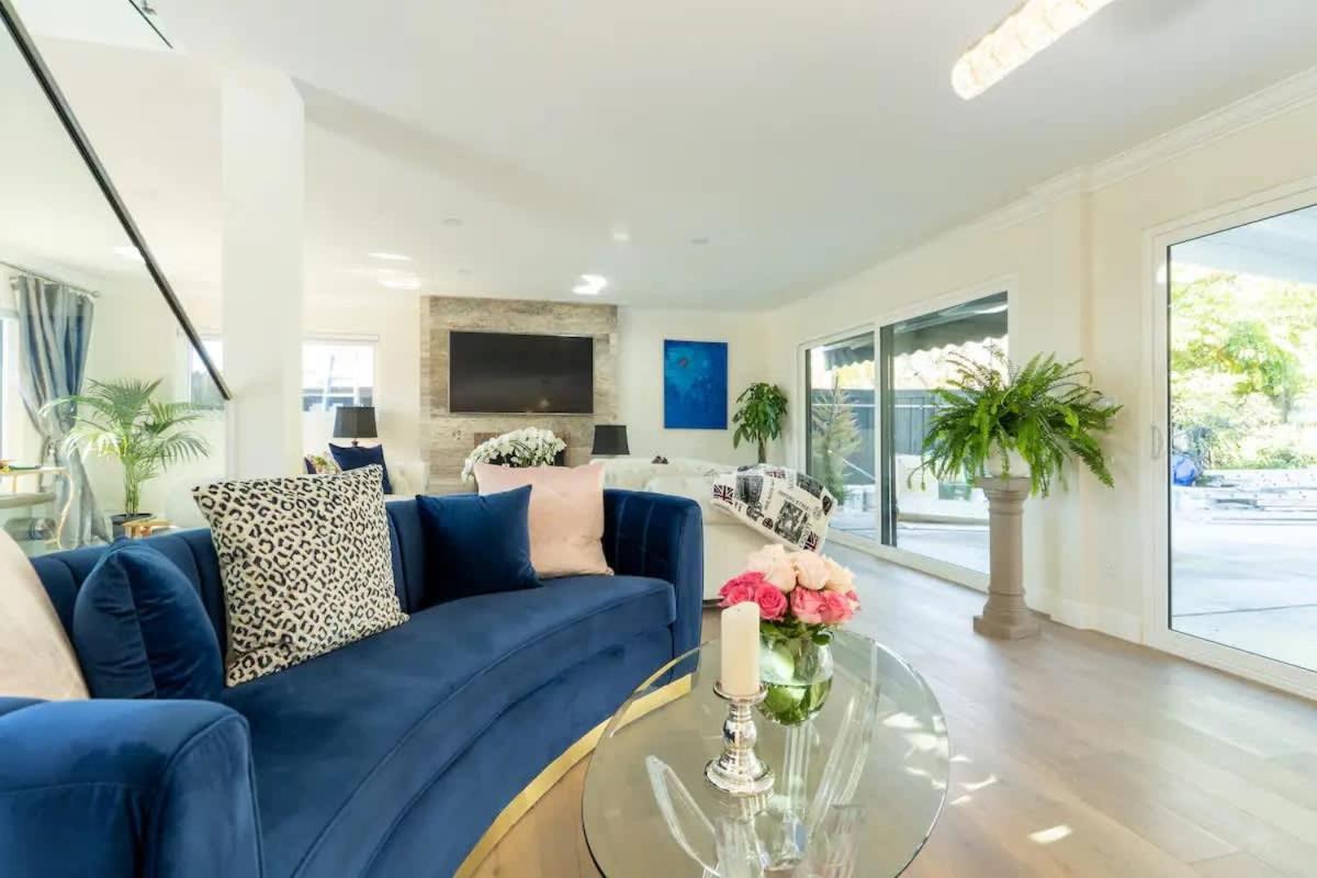Designer Family With Resort-style Oasis *